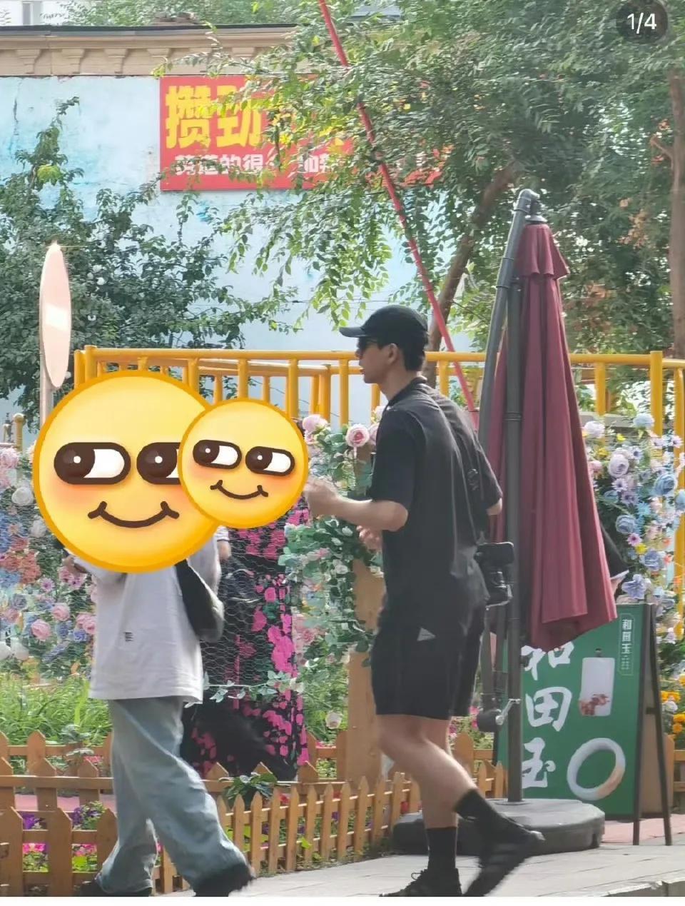 网友新疆偶遇了李现[苦涩]这么帅的一张脸怎么会不被注意到呜呜呜呜呜