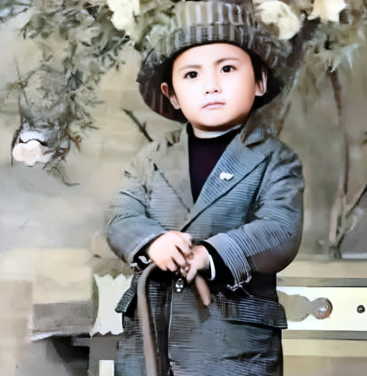这个穿戴整齐，拄着拐杖的帅气小男孩正是后来大红大紫的笑星沈腾。这一年，小沈腾只有