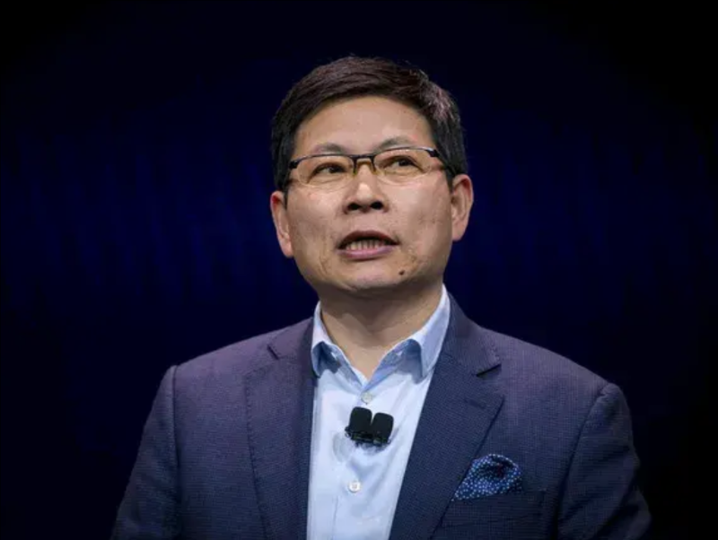 余承东成功了三次，不服不行啊！
2000年，他带团队去欧洲卖无线设备。
台下坐着