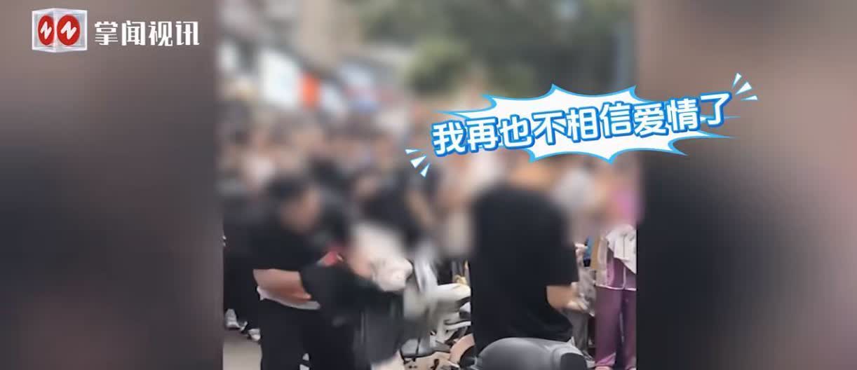 “人财两空！”4月16日，湖南长沙，一位顺丰小哥在辛辛苦苦工作的时候，结果在街上