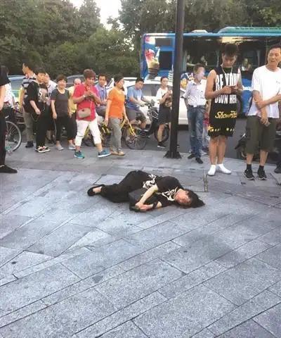2018年7月10日，男子在餐厅消费并结账离开后，却被女服务员追出门外指认其“吃