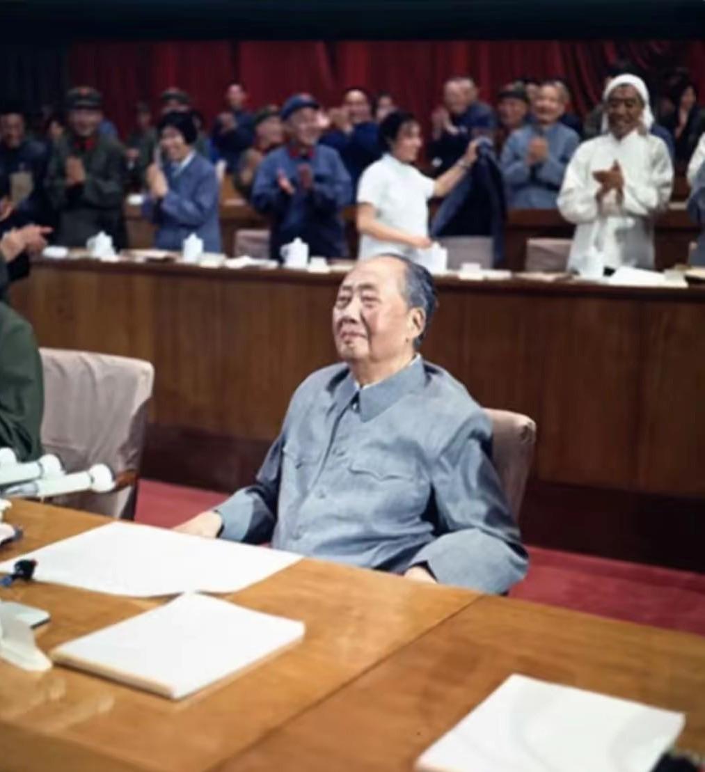 大会结束了，他老人家慈祥地微笑着，看着代表们陆续离场。
这张照片拍摄于1973年