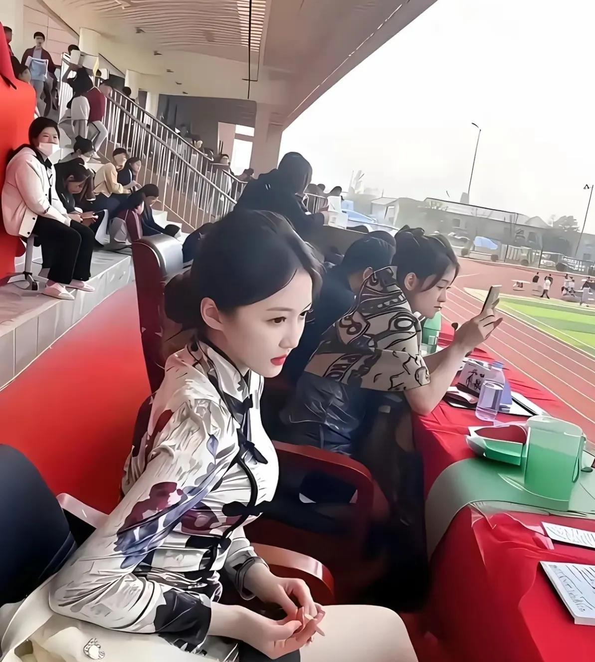 这张照片拍摄于2025年4月26日，儿子学校开运动会，邀请家长代表去给孩子们拍照