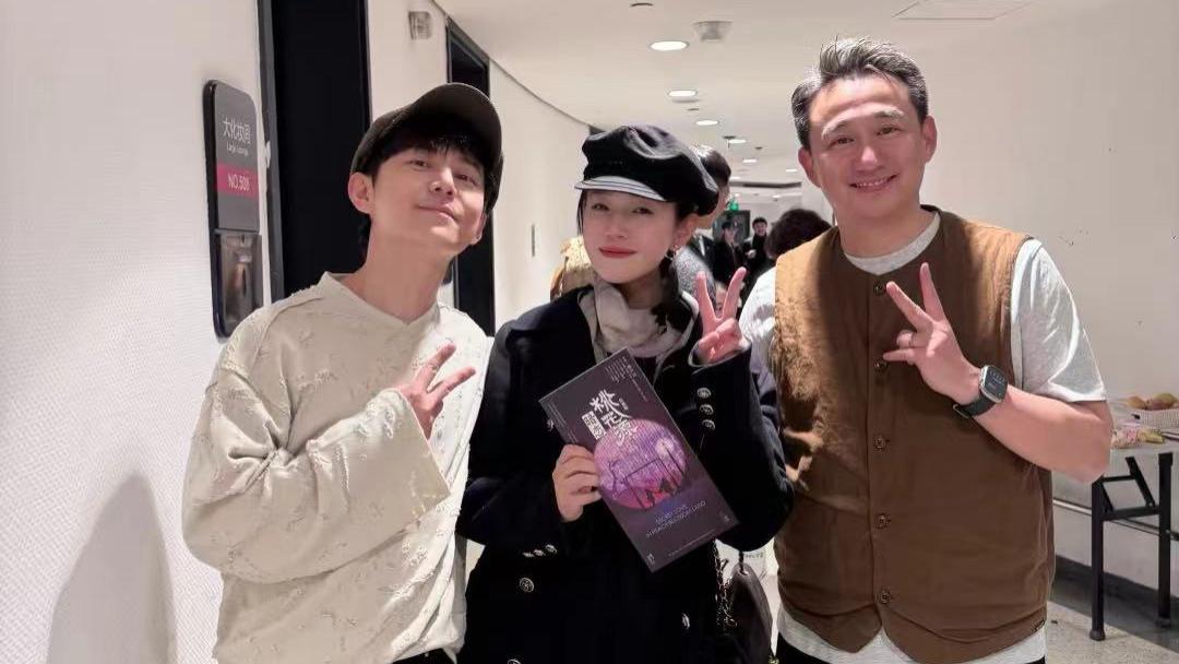 陈妍希离婚后首发文，晒出和何炅黄磊合照，表示学会接受和放下！