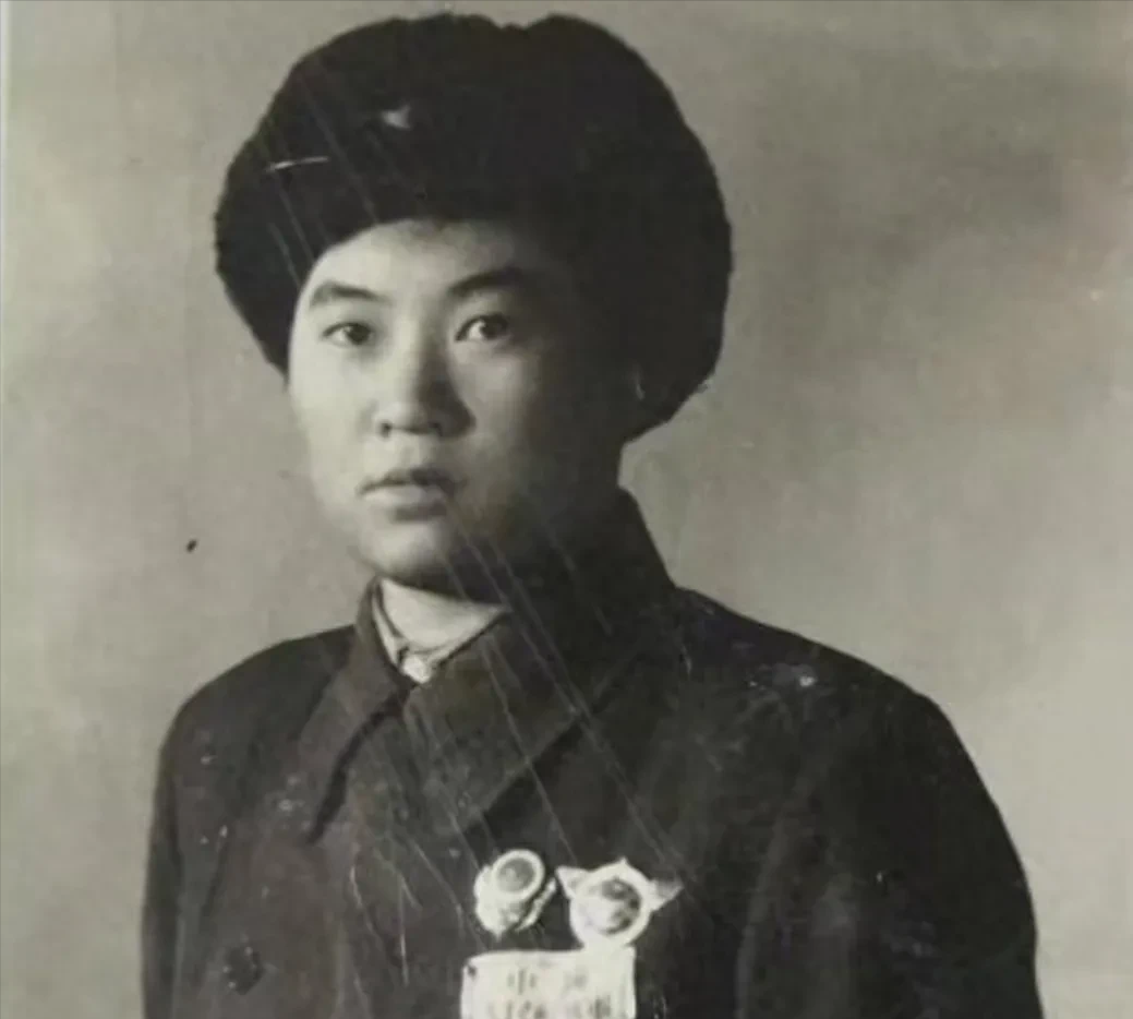 1950年，战斗英雄下身血流不止，医生正要帮“她”脱裤治疗，她强忍疼痛阻止说：“