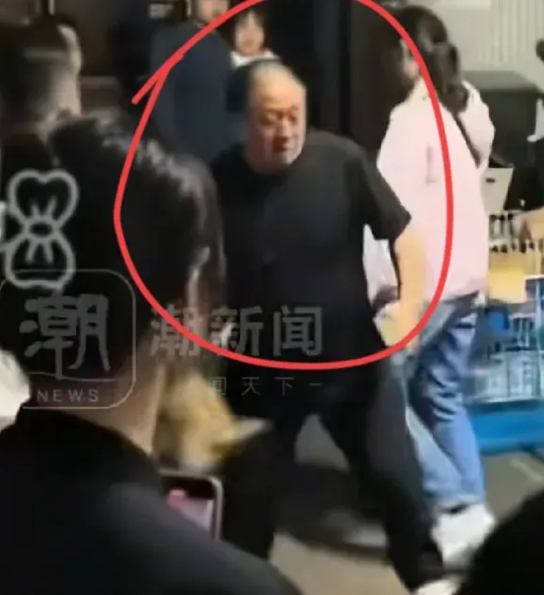柳州活活摔死小狗的男子，目测5、60岁，都有孙子的老人了，怎么那么狠毒！秃顶，有