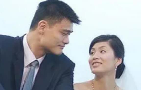 2007年，叶莉嫁给身高2米26体重400多斤的姚明后，她开玩笑的说：“睡觉之前