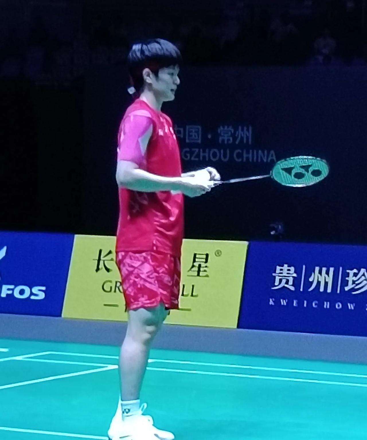 王祉怡2:0击败山口茜，晋级决赛。
第一局开局，王祉怡有些慢热，失误较多2:7落