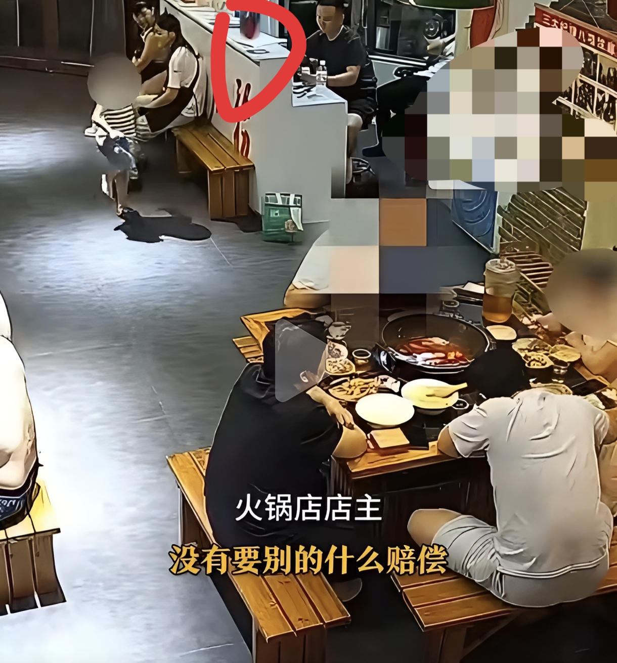 又现火锅店“天外飞鞋”！熊孩子惹事，家长别只靠买单解决！
一锅冒着热气的红油火锅