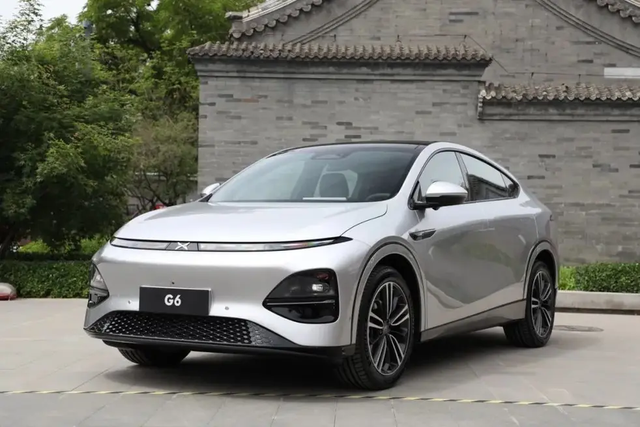 我只能接受现车
现车，我们普通人的一份踏实
总在傍晚绕着小鹏4儿子店外围走两圈，