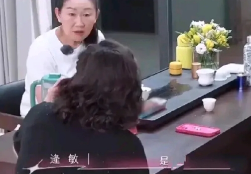哈！陈梦原来不是黄晓明的亲表妹！是远亲！
近日，在综艺中，陈梦的妈妈正式解释起陈