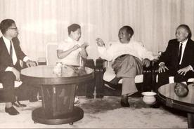 毛主席在一次接见程思远时，聊了会天，并且还问了这样一个问题：“你知道我是靠什么吃