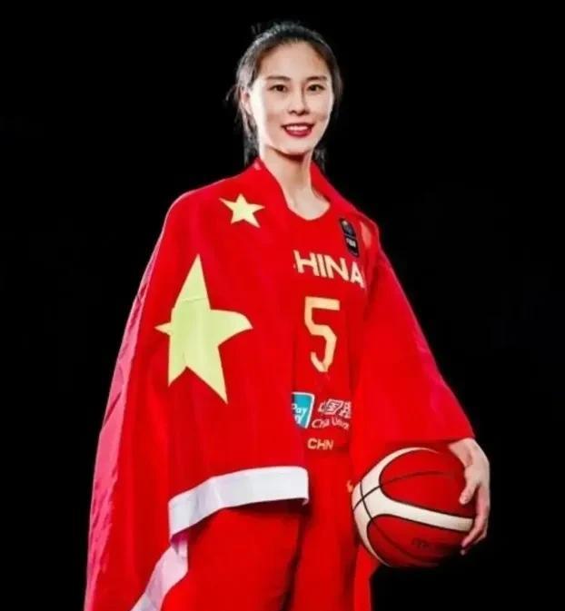 王思雨这次的处境太让人意外了！8 月 18 日中国女篮集训名单公布，她名字被划掉
