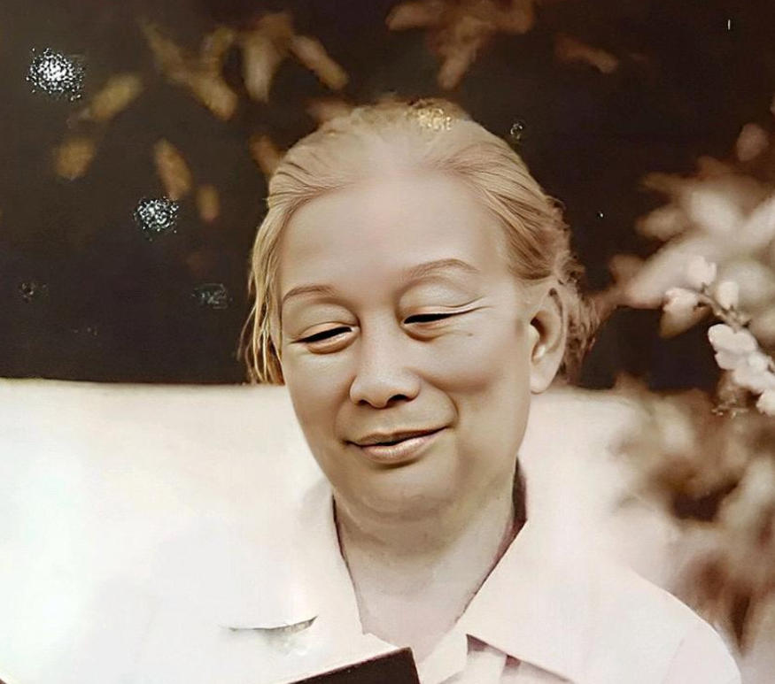 1949年毛主席在机场欢迎人群中偶然看见一妇女，激动万分，甚至不惜冲进人群握手问