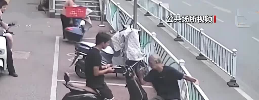 高考后第一站：救人！
扶不扶？这届少年用行动甩出硬核答案！
暴雨里背起陌生老
