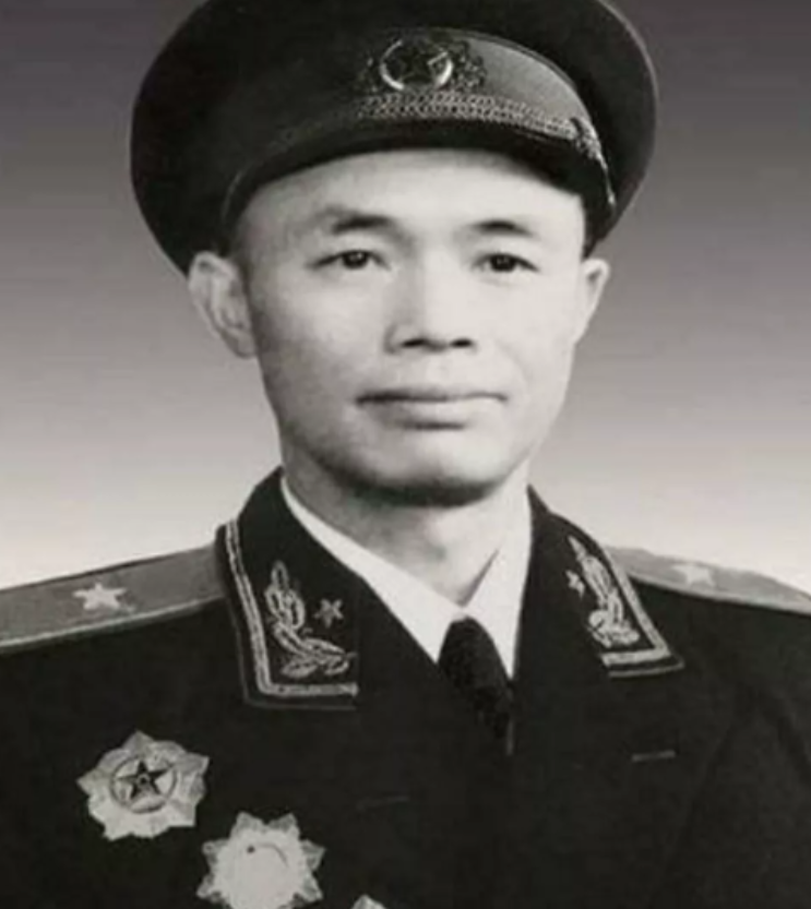 1980年，开国少将钟伟病倒，儿子钟戈辉守在他身边轻声地问，“爸爸，一个团对一个