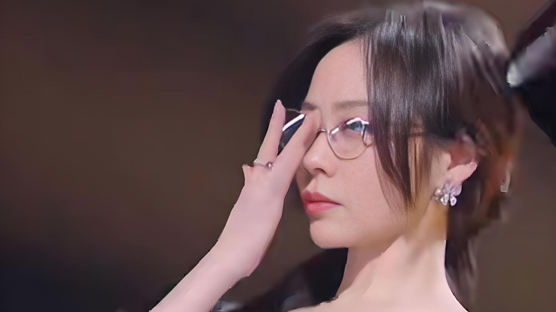 离婚的女人更加精致性感了，张靓颖的推眼镜的动作，迷倒了多少人