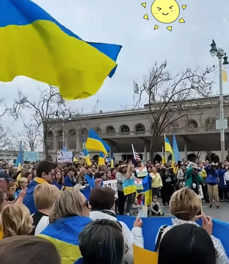 美国街头!  如今成了乌克兰的天下!

美国街头现在是乌克兰人的舞台，他们高举着