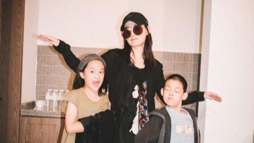 梅婷带儿女出国旅游，大方晒照。女儿漂亮似妈，儿子帅气像爸