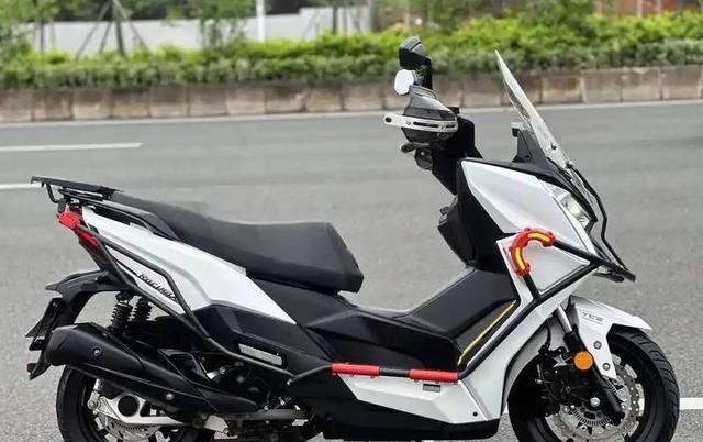 2025年7款全能150cc踏板，通勤跑山一车搞定。