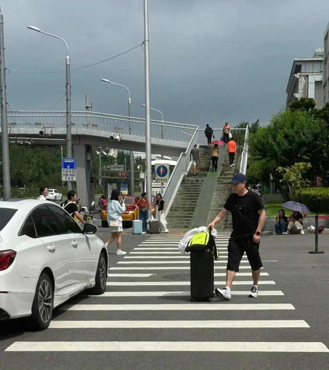 什么原因邱贻可没有随队去横滨参加冠军赛？
刘恒没有去可以理解，因为林高远没有参赛