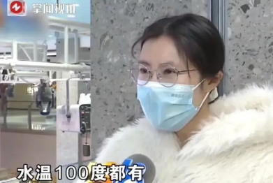 就这个女的，总是到理发店碰瓷。
洗个头，说理发师碰了自己十秒，要赔钱。
说回家后