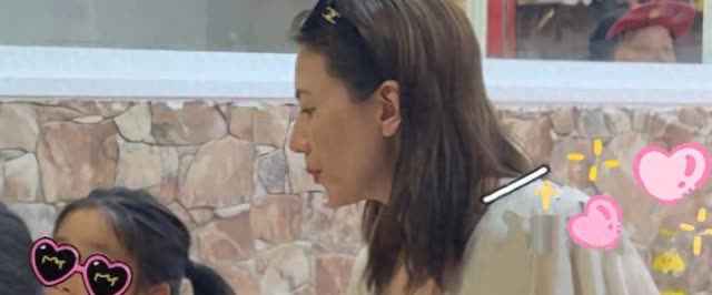 高圆圆母女国外吃麻辣烫，6岁女儿脸黑像赵又廷，没遗传妈妈美貌！

高圆圆素颜