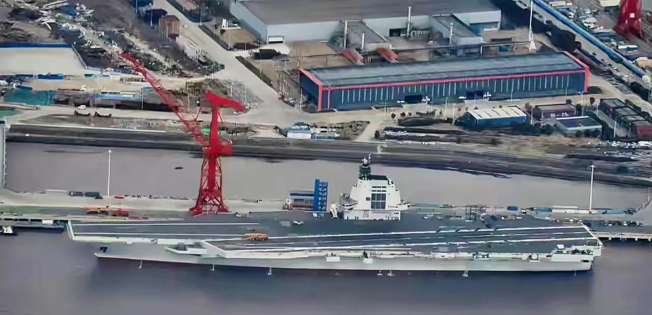 福建舰重大更新！
针对福建舰桅杆屡次被熏黑的情况，福建舰已经将桅杆刷上了黑漆，这