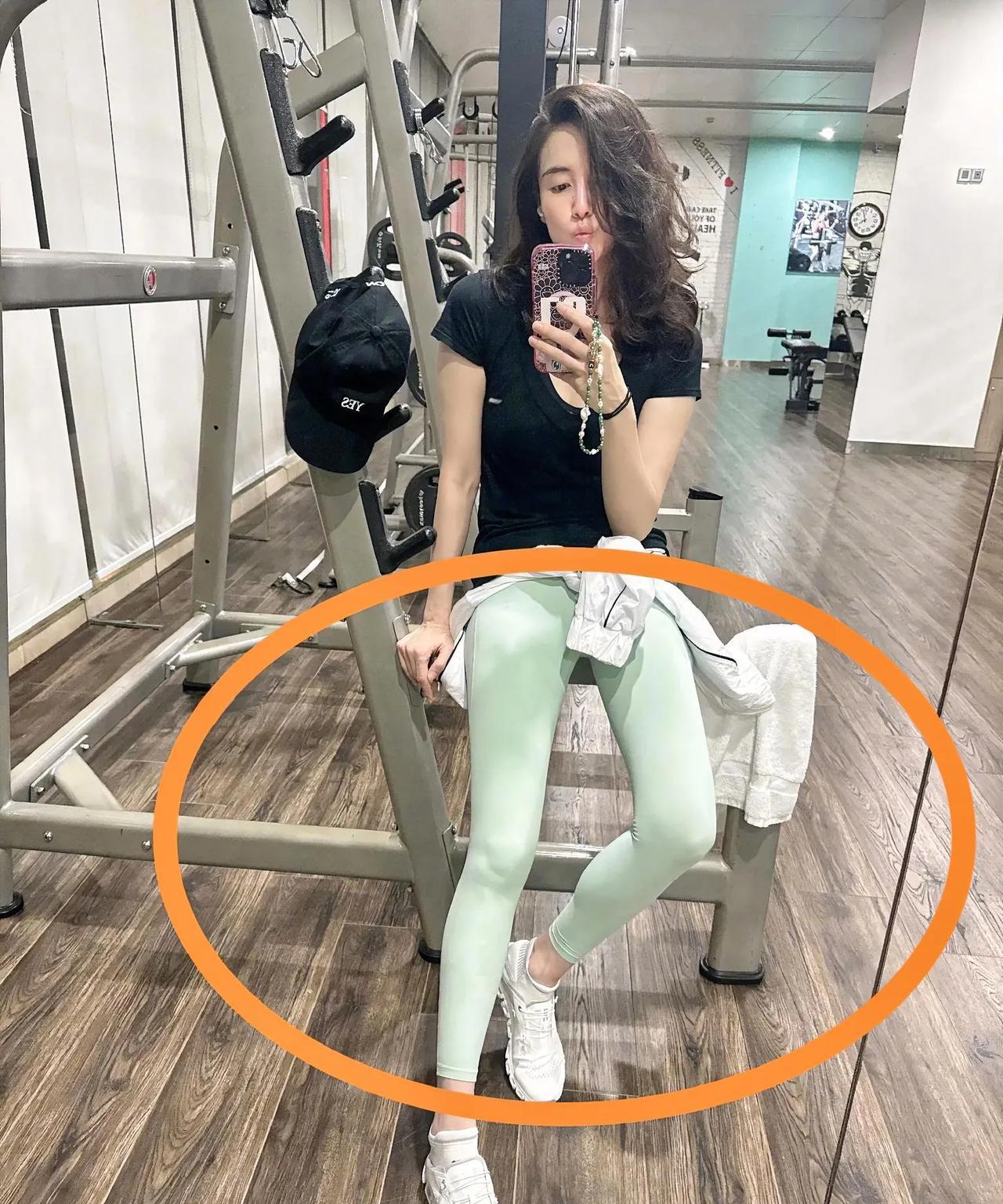 一觉醒来，
宋佳健身房美照冲上热搜，
还以为大家的关注点都是她的美颜，原来她身上