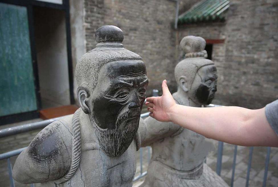 乾隆十七年殿试放榜那天，南京城秦家老宅门口挤满了看热闹的百姓。
新科状元秦大士跪
