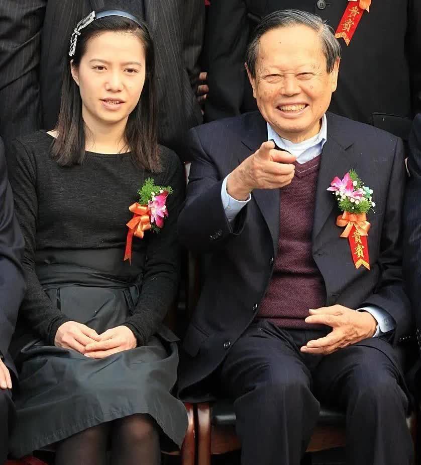 看看82岁杨振宁和28岁翁帆结婚的这张照片，杨振宁笑得像花儿一样，嘴都合不拢了。