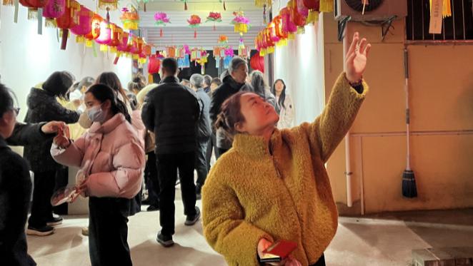 百盏廉灯映初心 清风谜韵闹元宵