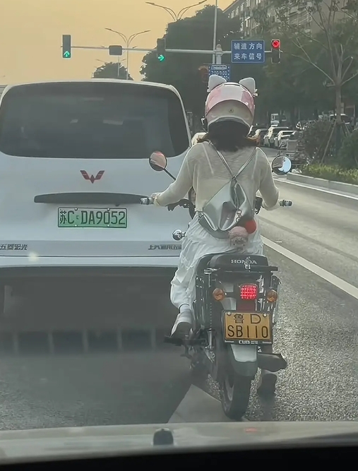 这车牌敢骑上路 姑娘不是凡人