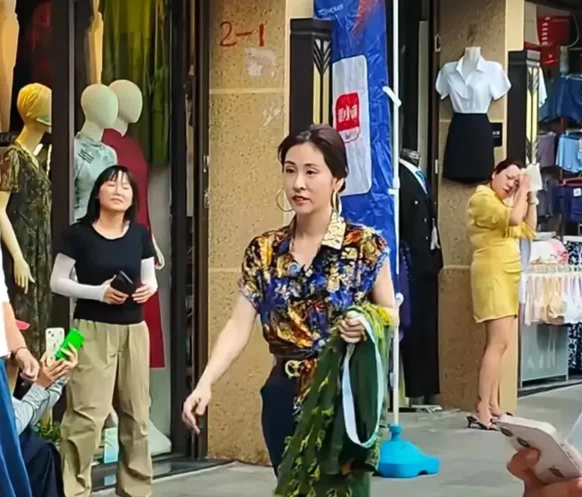 路人镜头下的张碧晨，确实看出实际年龄了，差不多就是36岁的样子，和她的真实年龄相