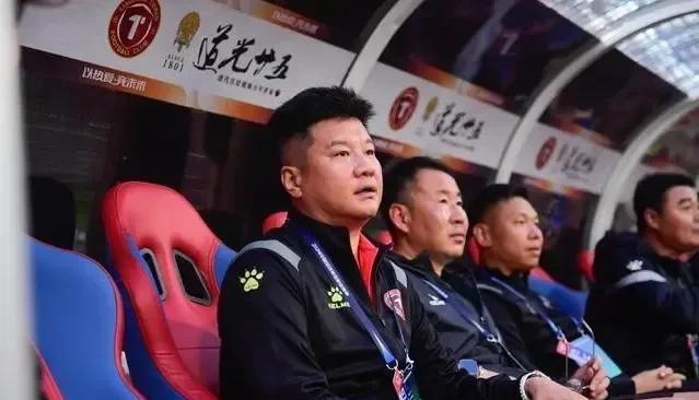 李金羽的冷静和客观才是中甲巨無霸最难对付的，李金羽说:俱乐部跟盖楼似的，地基得打