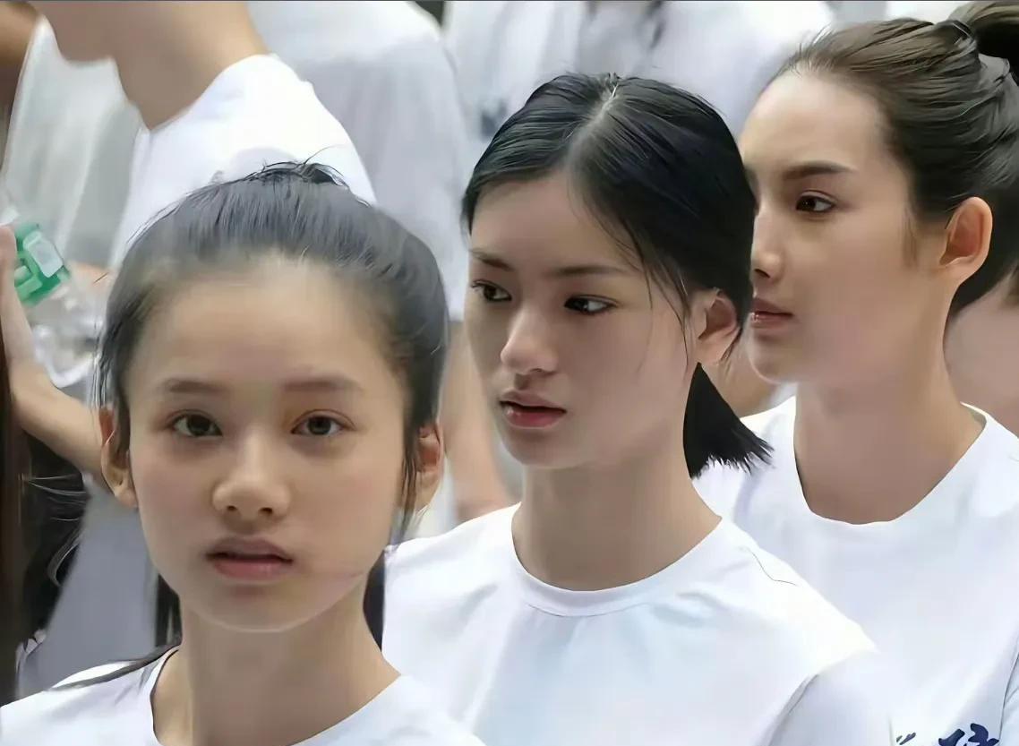 早期女明星的生图好抗打
满脸的都是胶原蛋白
张婧仪这个高颅顶
整得整体颜值好高啊