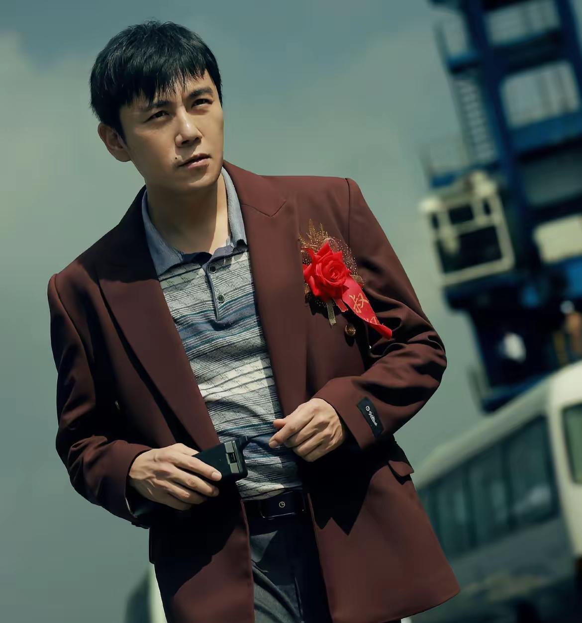 秦昊这个人，
在老婆面前像顺毛驴一样，
谁能想到，他演起毒贩老大来那叫一个狠，真