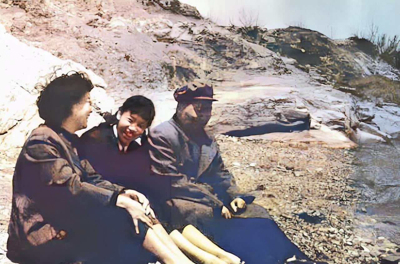1960年，毛岸青、邵华和刘思齐在大连的合影。时隔10年相逢，她们都惊喜无比。