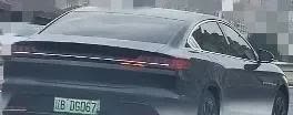 大连快速路上一车压线行驶，我鸣笛示意，当我通过时又故意向我并线，造成我紧急打方向