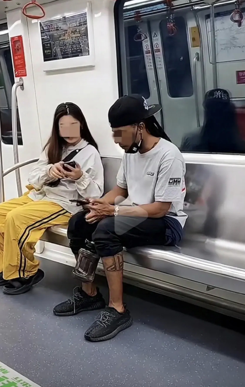 地铁上，一黑人独坐低头玩手机，一女，主动上前靠近，拿出手机主动要加微信，加了后很