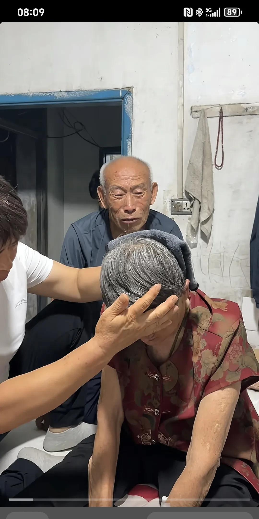 相爱60载，这或许是最爱的真谛，姥姥临走前两个小时，姥爷始终紧紧握着姥姥的手，一