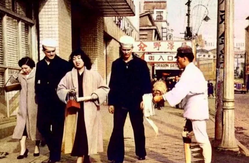1951年，横滨，一个残疾的日本退伍老兵正在大街上乞讨。此时，两名美国大兵从他身