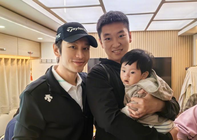 黄晓明，高调发文！
5月2日，黄晓明在社交平台高调发文。不仅一口气晒出了9张照片