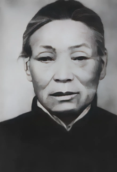 1938年，日军包围大常村，情急之下，常大娘把肖华司令员藏在枣堆里，谁知日军尝了
