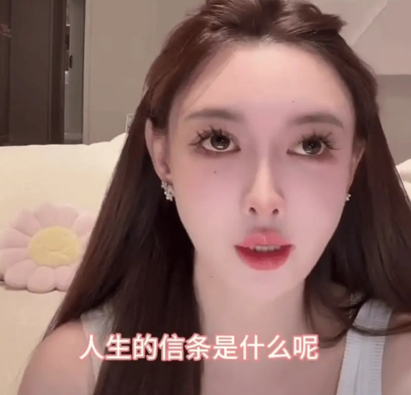 近日，叶珂直播谈及育儿，称已不再买奢侈品，钱都存起来用在孩子教育和父母健康上，日