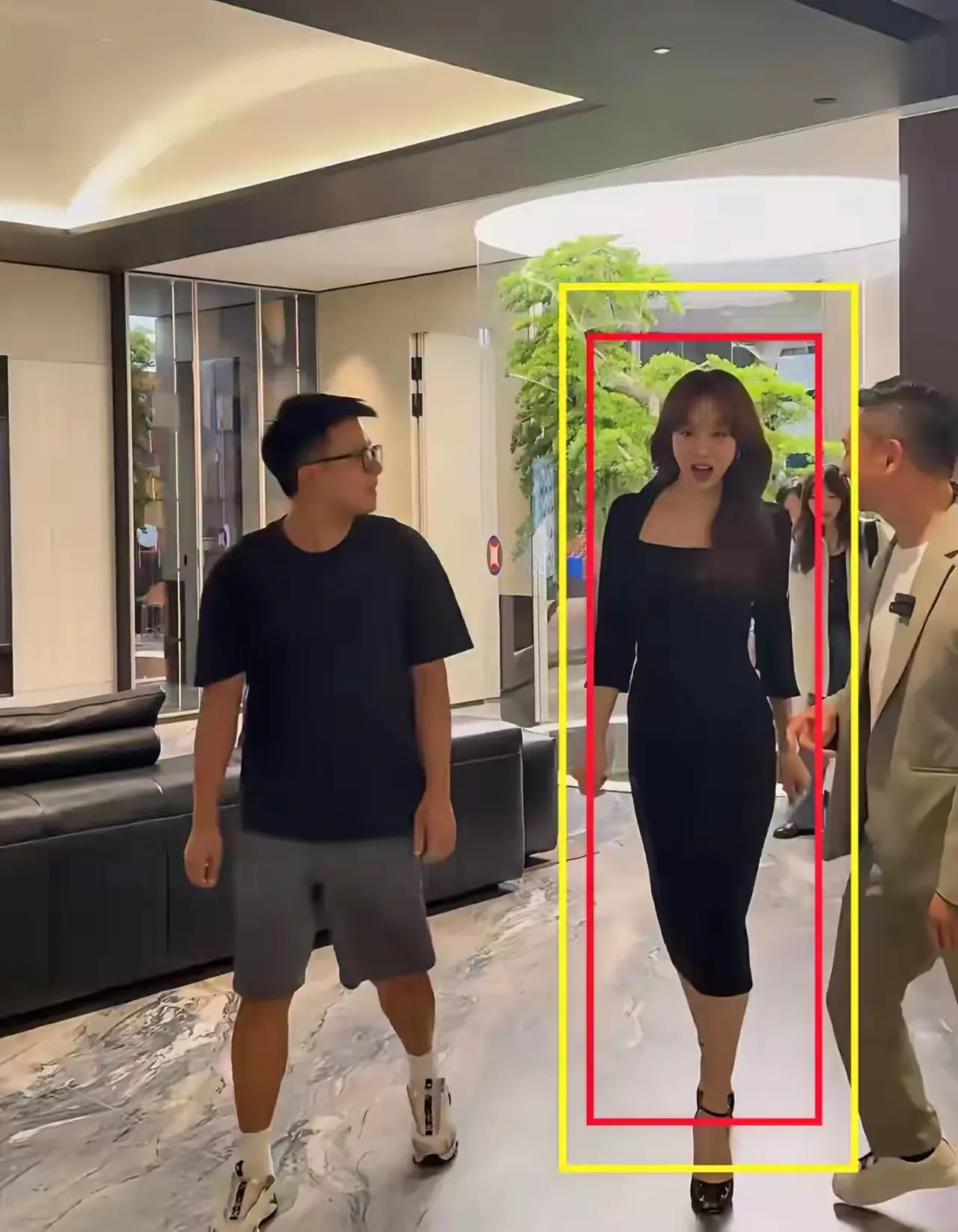 真人也太美了吧！！脸巨小！头发也多多的，羡慕了！
