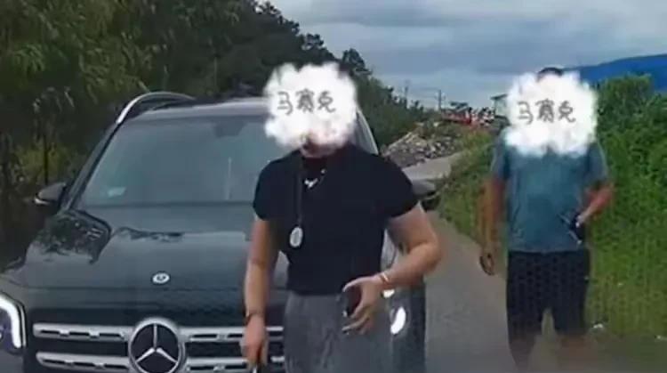 奔驰女“亮证”事件最新进展来了
当事人要求纪委介入
因为普通人不可能有权利调动村