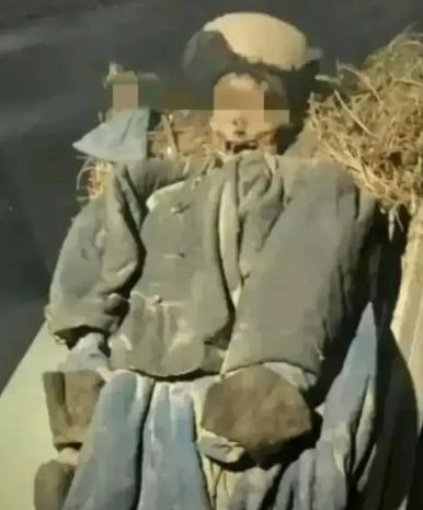 2015年，在新疆喀什的一座荒无人烟的山洞里，发现了一位为保卫新疆和华夏大地而英