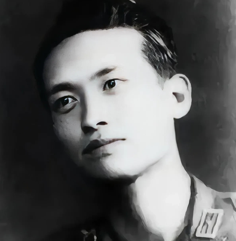 	1933年，16岁的李开芬被活埋，这时，政治部主任张琴秋骑马冲了过来，一把拦下