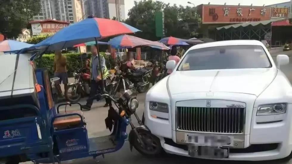 劳斯莱斯遭逆行三轮车碰撞，车主宽容反遭索赔引热议